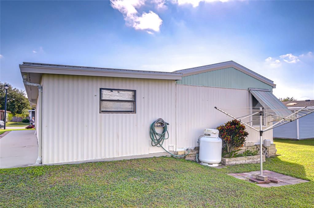 Active With Contract: $94,700 (2 beds, 1 baths, 964 Square Feet)