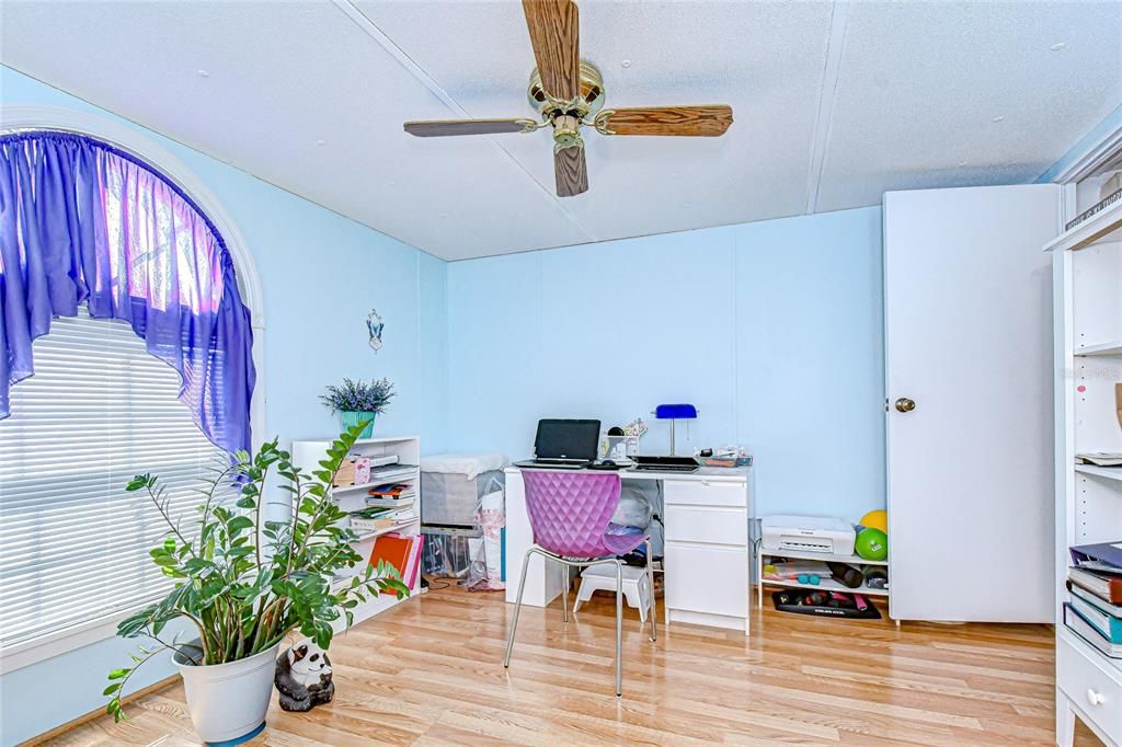 Active With Contract: $94,700 (2 beds, 1 baths, 964 Square Feet)