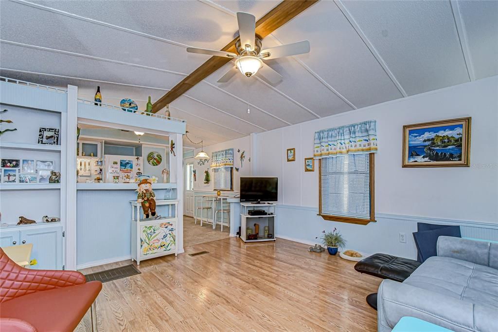 Active With Contract: $94,700 (2 beds, 1 baths, 964 Square Feet)