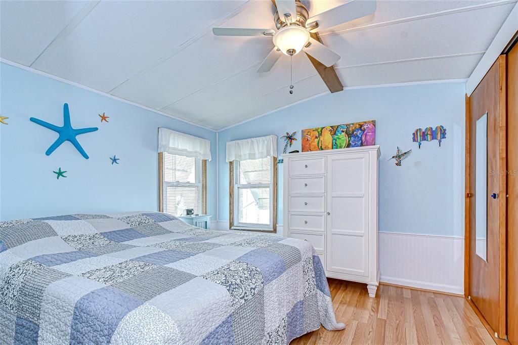 Active With Contract: $94,700 (2 beds, 1 baths, 964 Square Feet)