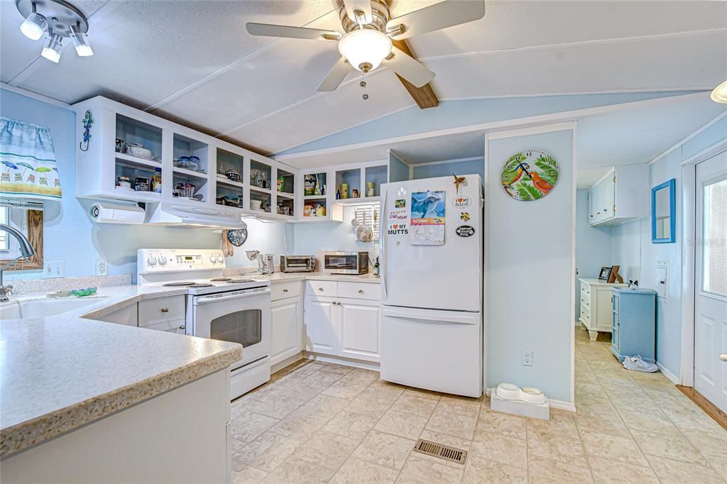 Active With Contract: $94,700 (2 beds, 1 baths, 964 Square Feet)