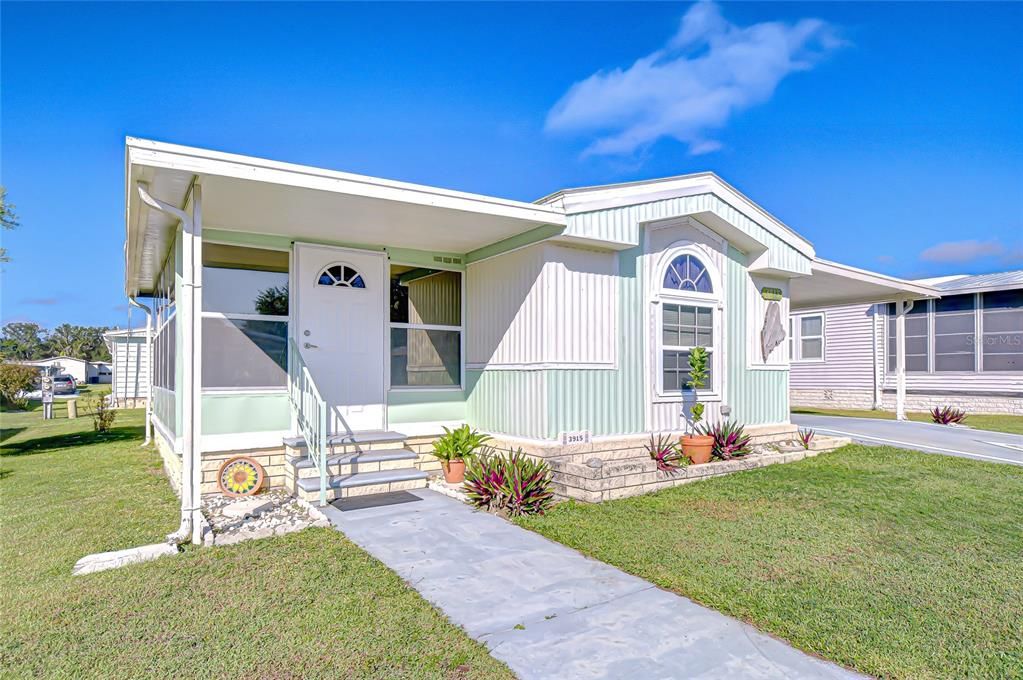 Active With Contract: $94,700 (2 beds, 1 baths, 964 Square Feet)