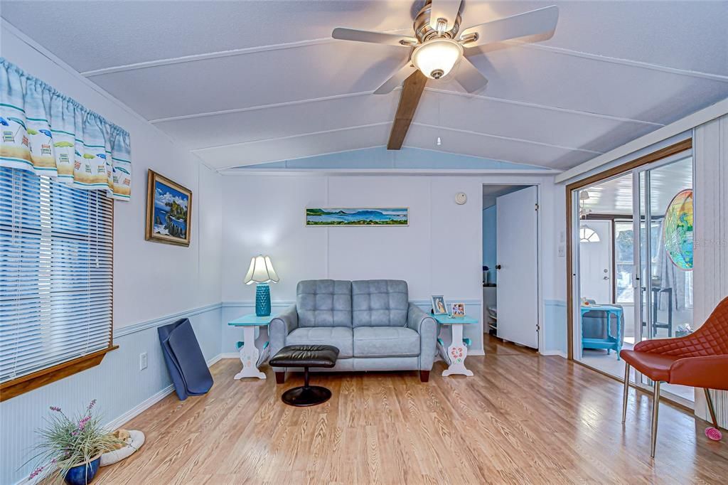 Active With Contract: $94,700 (2 beds, 1 baths, 964 Square Feet)