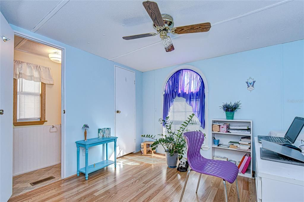 Active With Contract: $94,700 (2 beds, 1 baths, 964 Square Feet)