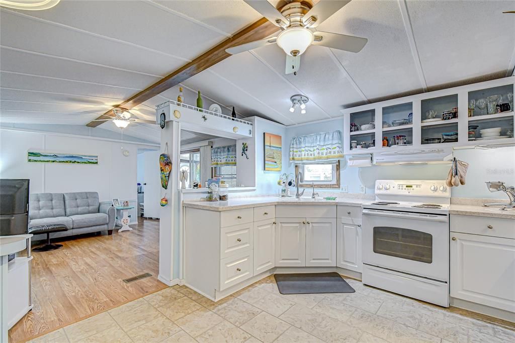 Active With Contract: $94,700 (2 beds, 1 baths, 964 Square Feet)