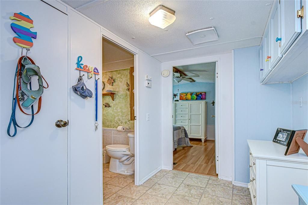 Active With Contract: $94,700 (2 beds, 1 baths, 964 Square Feet)