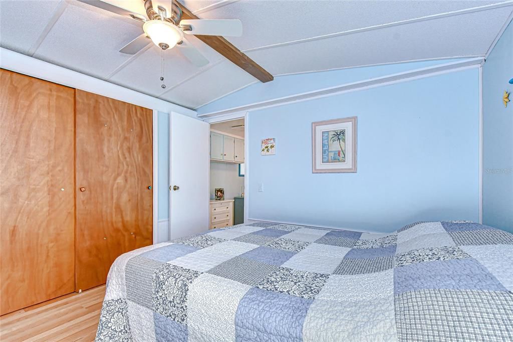 Active With Contract: $94,700 (2 beds, 1 baths, 964 Square Feet)