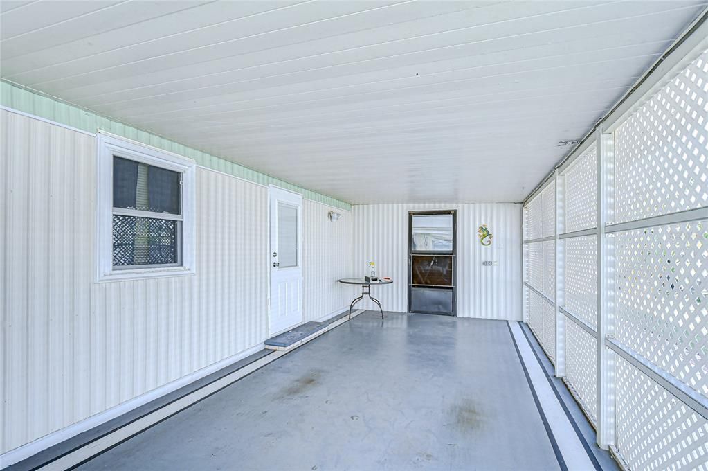 Active With Contract: $94,700 (2 beds, 1 baths, 964 Square Feet)