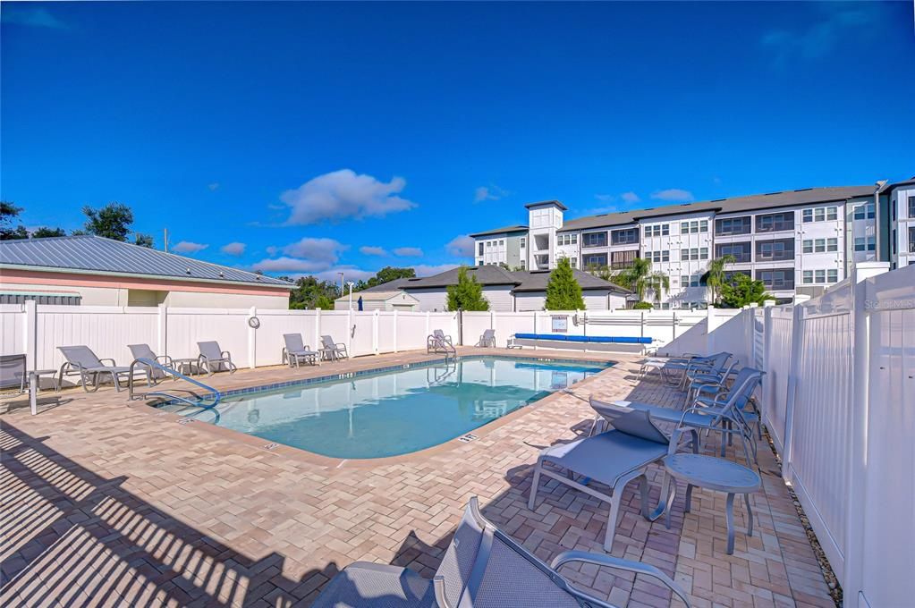 Active With Contract: $94,700 (2 beds, 1 baths, 964 Square Feet)