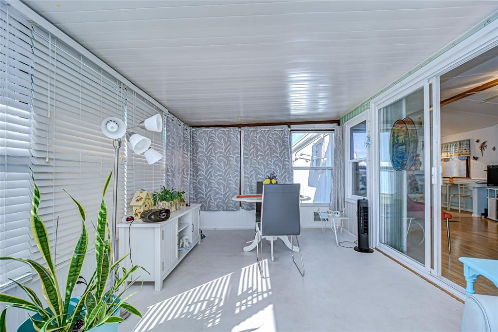 Active With Contract: $94,700 (2 beds, 1 baths, 964 Square Feet)