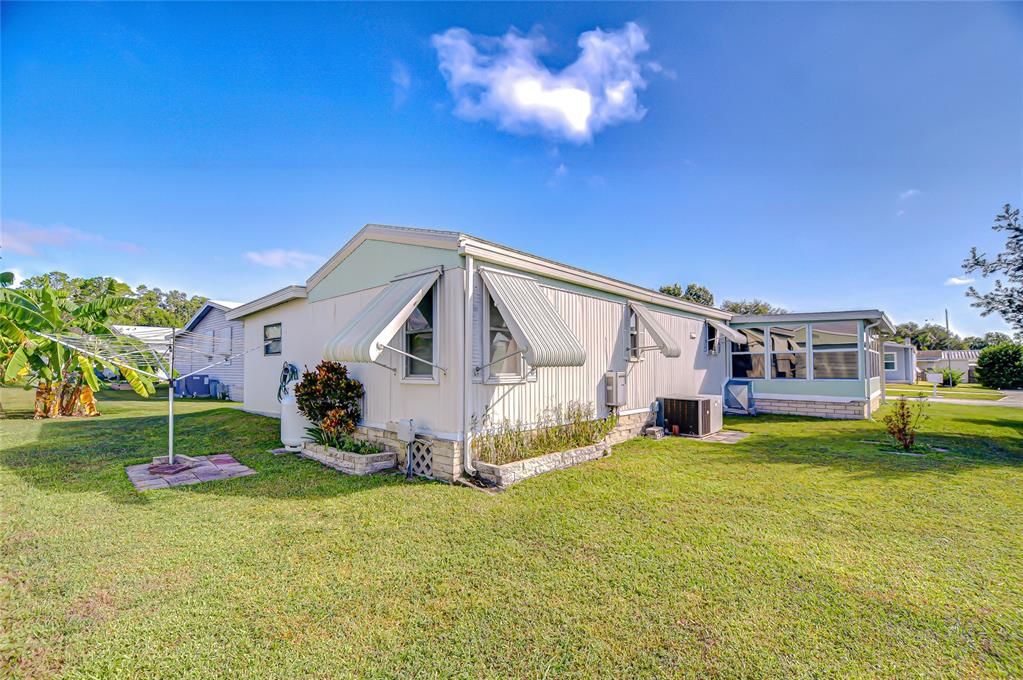 Active With Contract: $94,700 (2 beds, 1 baths, 964 Square Feet)