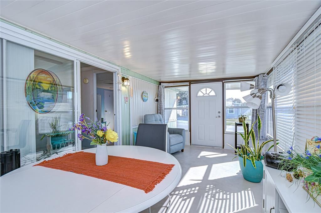 Active With Contract: $94,700 (2 beds, 1 baths, 964 Square Feet)