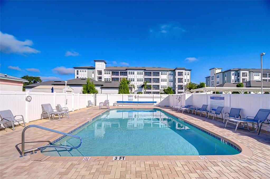 Active With Contract: $94,700 (2 beds, 1 baths, 964 Square Feet)