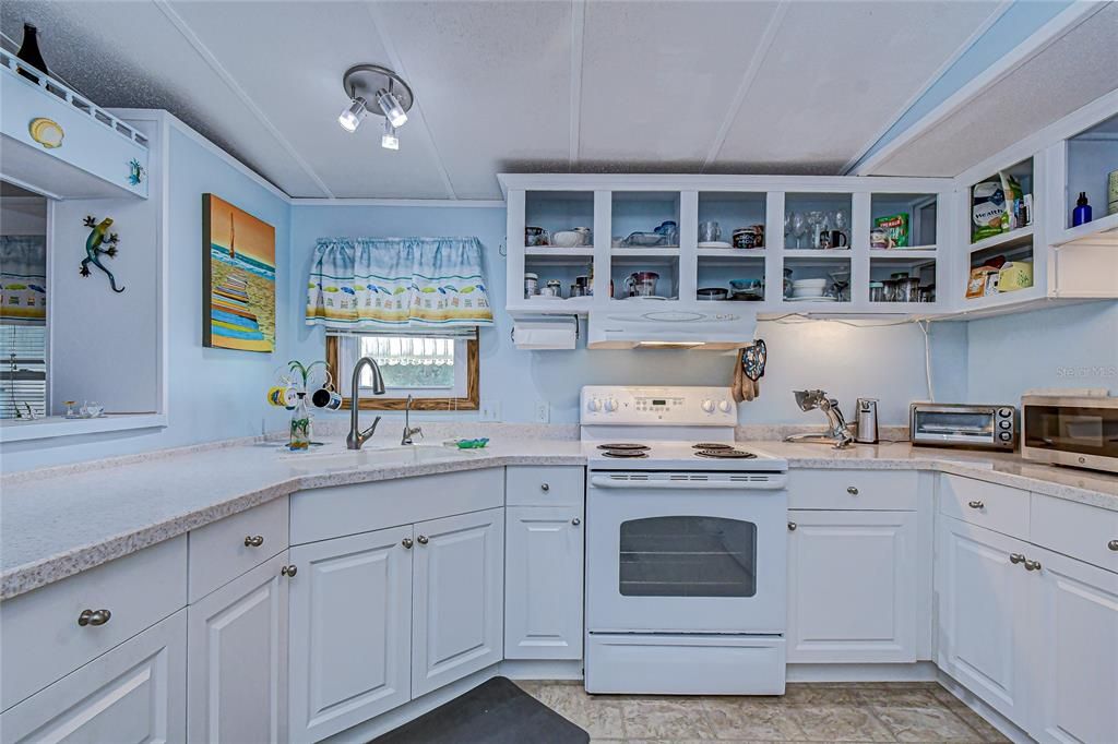 Active With Contract: $94,700 (2 beds, 1 baths, 964 Square Feet)