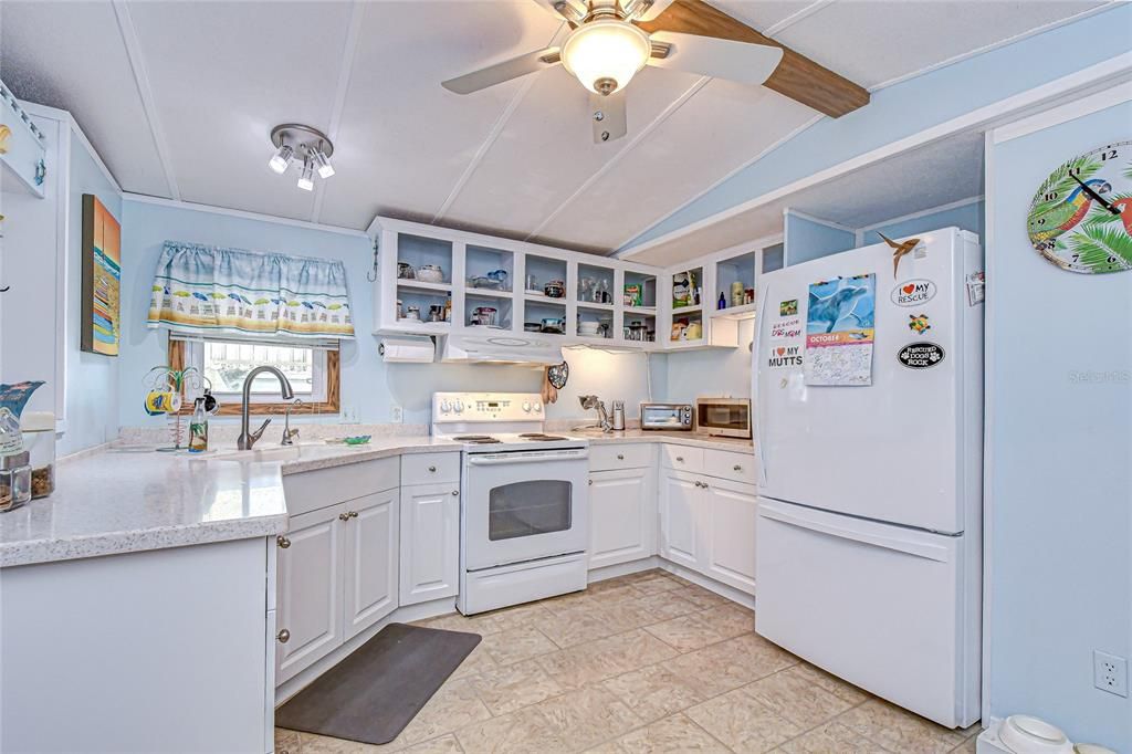 Active With Contract: $94,700 (2 beds, 1 baths, 964 Square Feet)