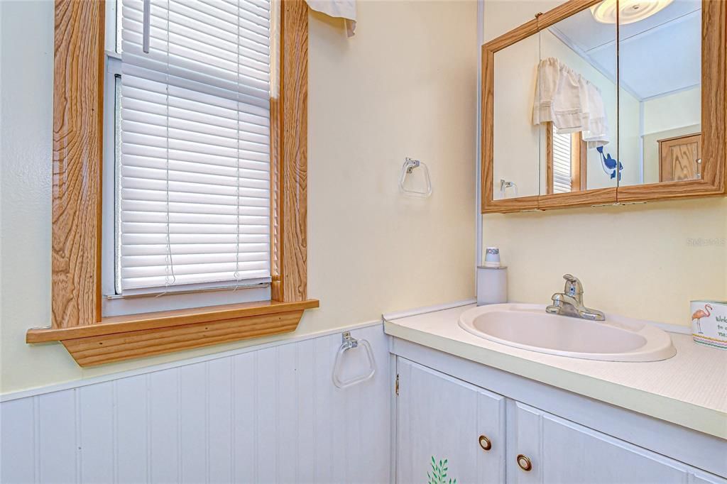 Active With Contract: $94,700 (2 beds, 1 baths, 964 Square Feet)