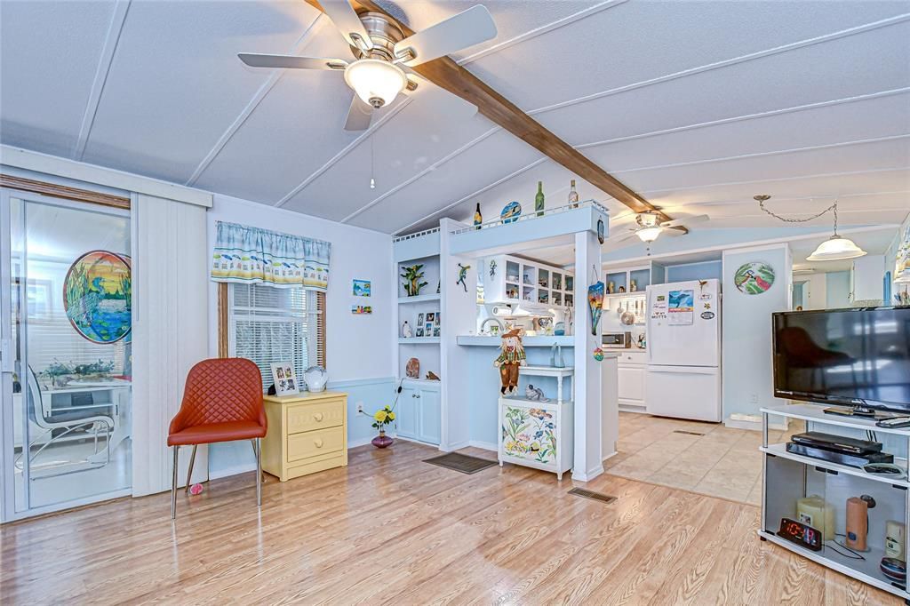 Active With Contract: $94,700 (2 beds, 1 baths, 964 Square Feet)