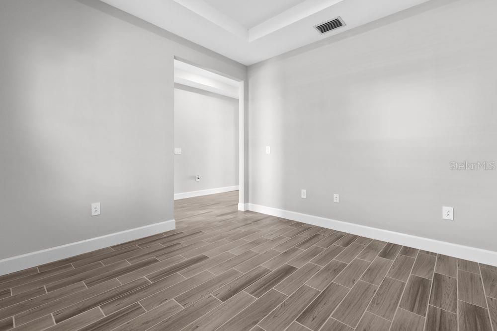 合同活跃: $424,900 (3 贝兹, 2 浴室, 2443 平方英尺)