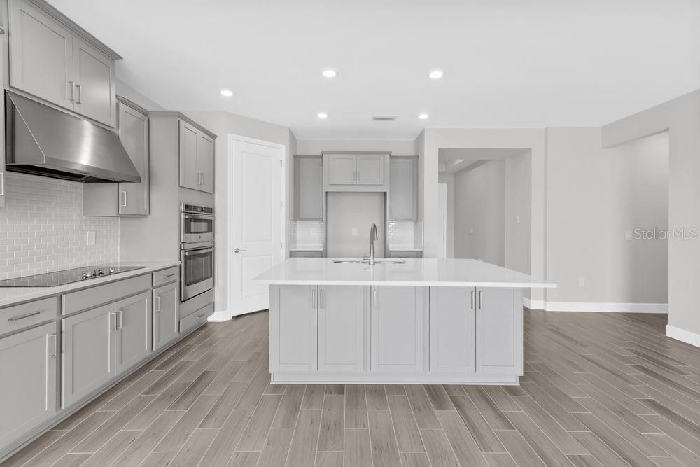 合同活跃: $424,900 (3 贝兹, 2 浴室, 2443 平方英尺)