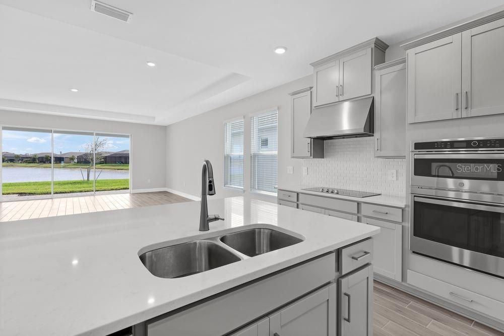 合同活跃: $424,900 (3 贝兹, 2 浴室, 2443 平方英尺)