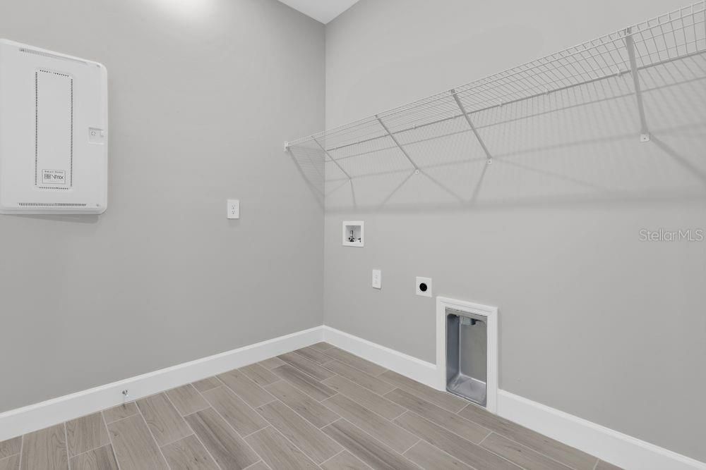 合同活跃: $424,900 (3 贝兹, 2 浴室, 2443 平方英尺)