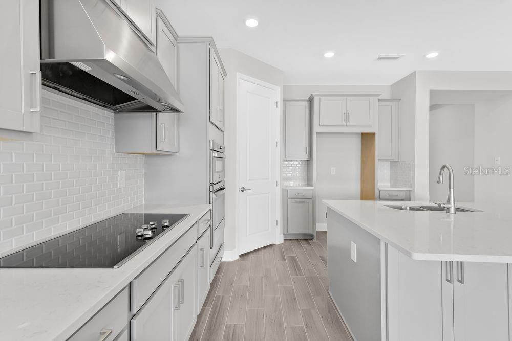 合同活跃: $424,900 (3 贝兹, 2 浴室, 2443 平方英尺)