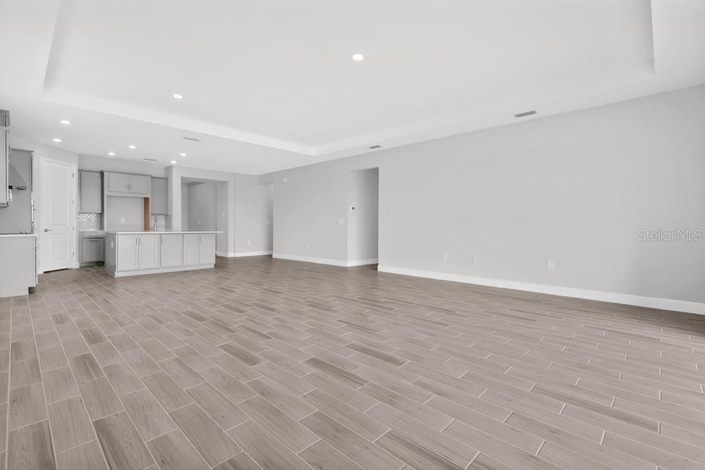 合同活跃: $424,900 (3 贝兹, 2 浴室, 2443 平方英尺)