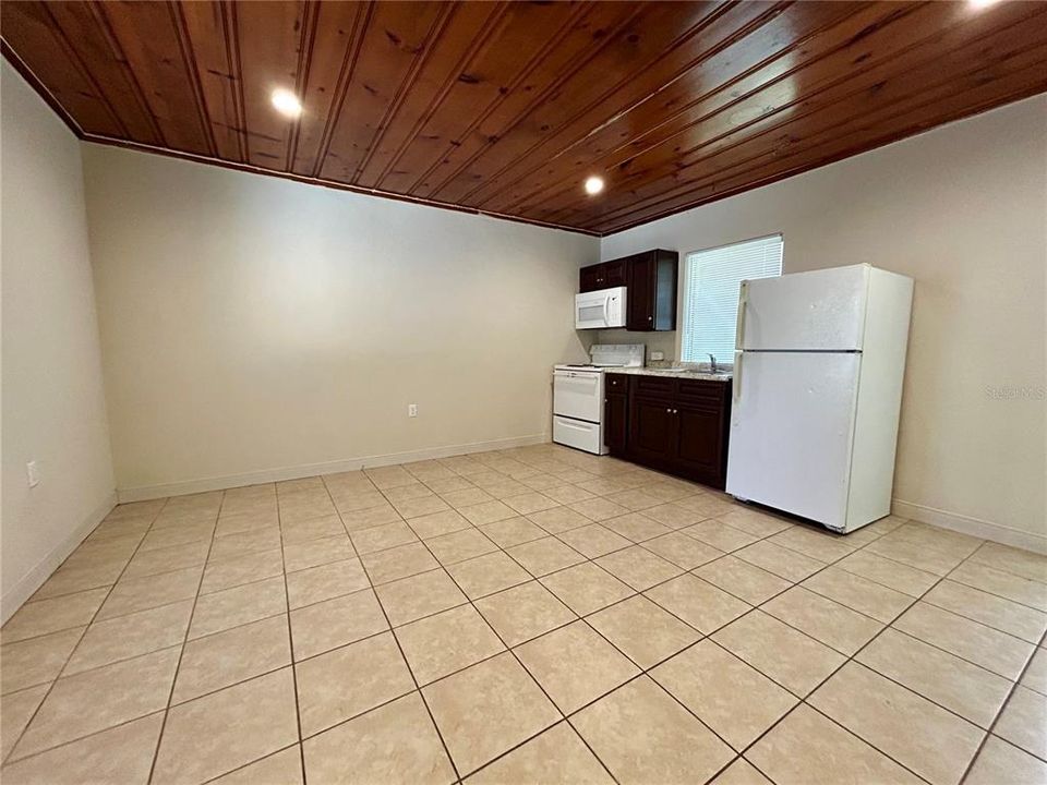 В аренду: $850 (0 спален, 1 ванн, 375 Квадратных фут)