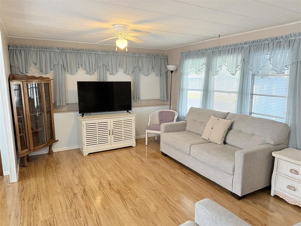 Active With Contract: $50,000 (1 beds, 1 baths, 686 Square Feet)