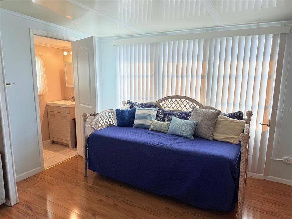 Active With Contract: $50,000 (1 beds, 1 baths, 686 Square Feet)