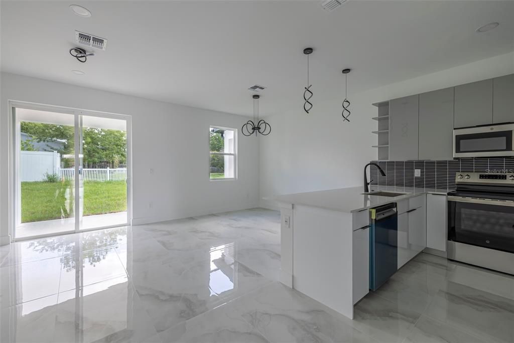 出租: $2,300 (3 贝兹, 2 浴室, 1541 平方英尺)