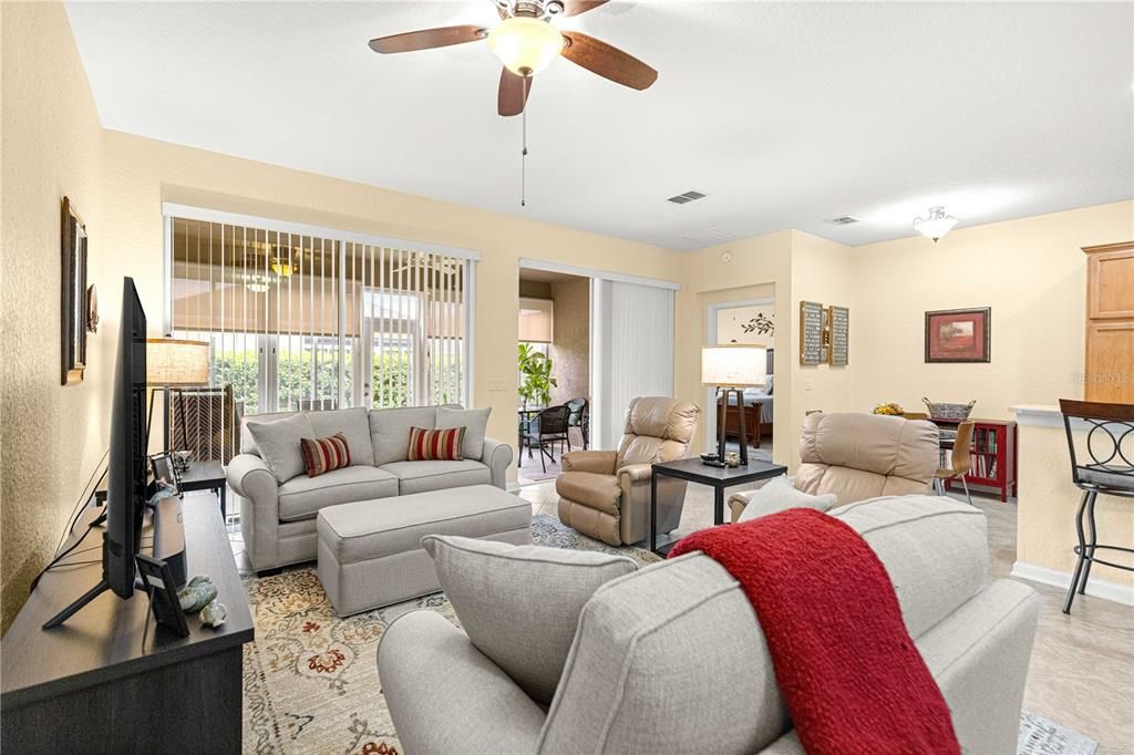 待售: $284,400 (2 贝兹, 2 浴室, 1556 平方英尺)