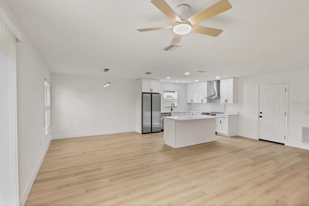 For Sale: $374,000 (3 beds, 2 baths, 1214 Square Feet)