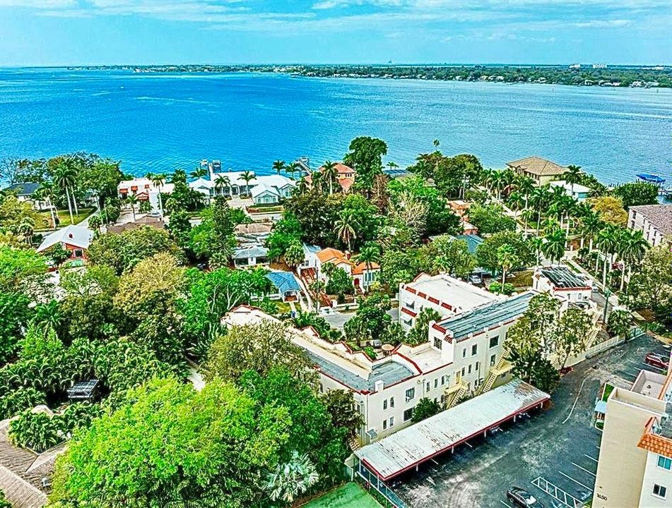 For Sale: $305,000 (1 beds, 1 baths, 720 Square Feet)