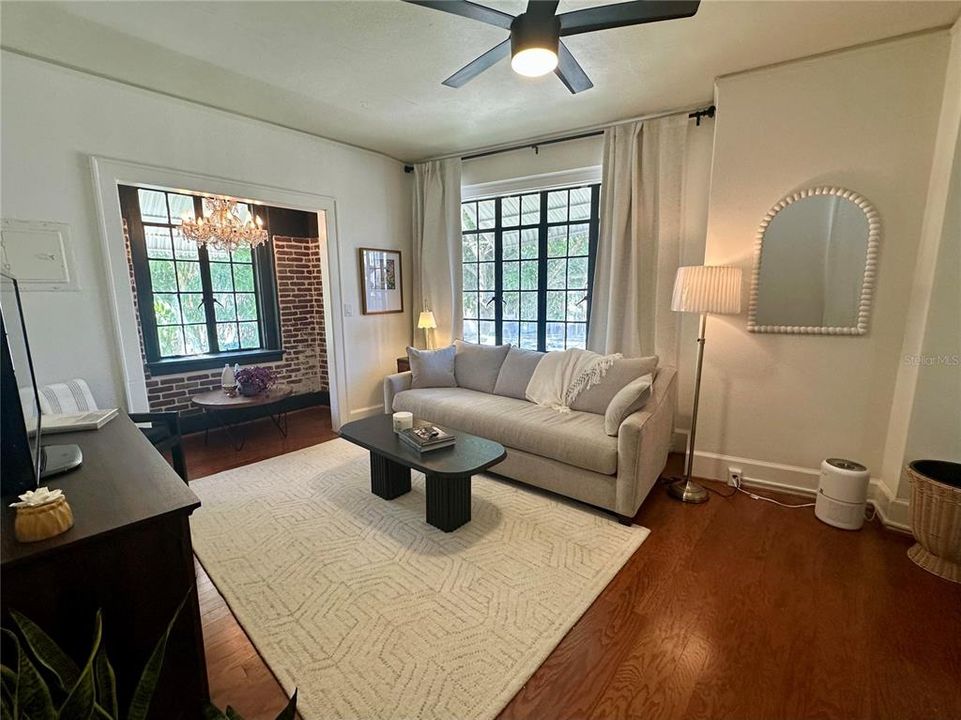 For Sale: $305,000 (1 beds, 1 baths, 720 Square Feet)