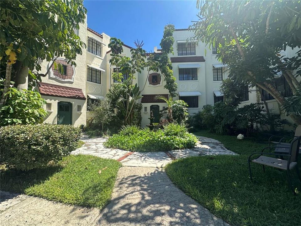 For Sale: $305,000 (1 beds, 1 baths, 720 Square Feet)