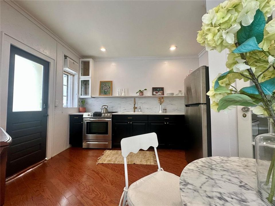 For Sale: $305,000 (1 beds, 1 baths, 720 Square Feet)