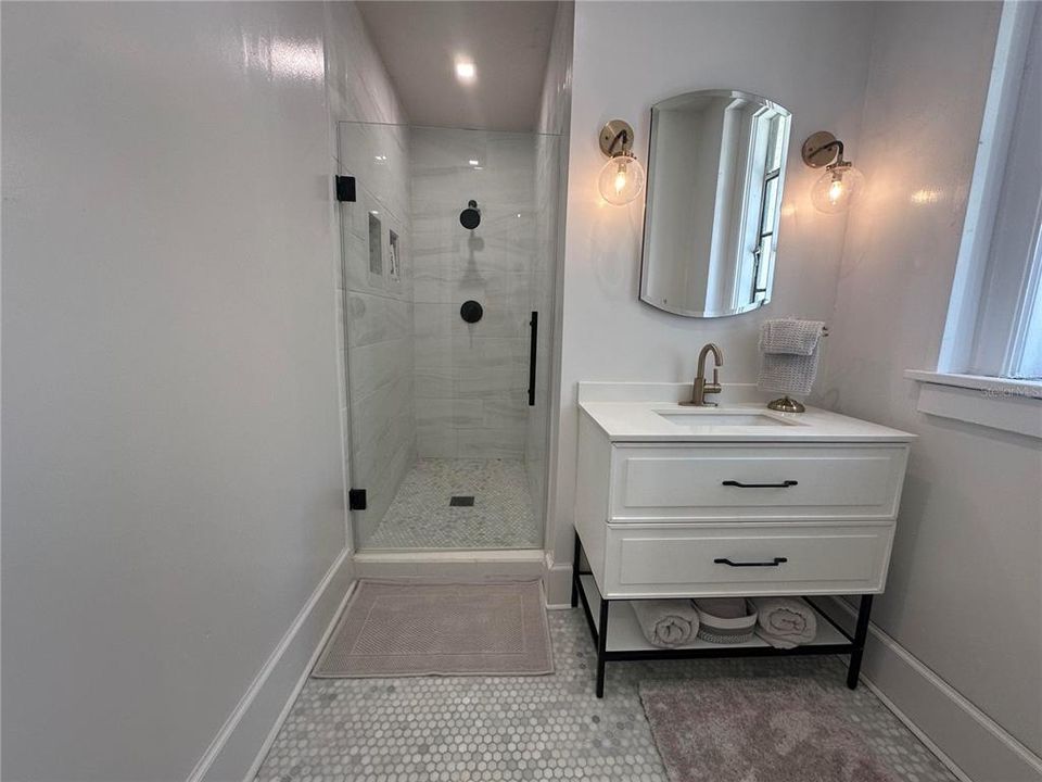 For Sale: $305,000 (1 beds, 1 baths, 720 Square Feet)