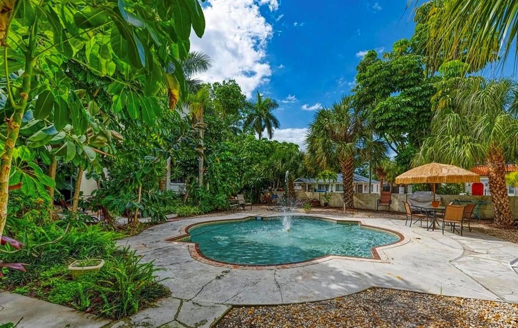 For Sale: $305,000 (1 beds, 1 baths, 720 Square Feet)