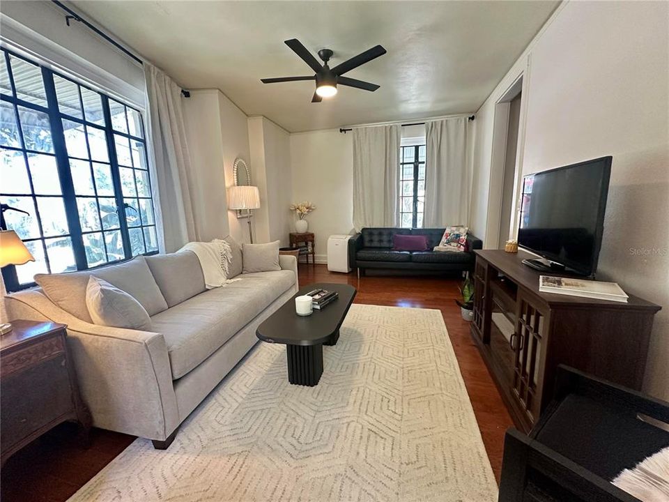 For Sale: $305,000 (1 beds, 1 baths, 720 Square Feet)