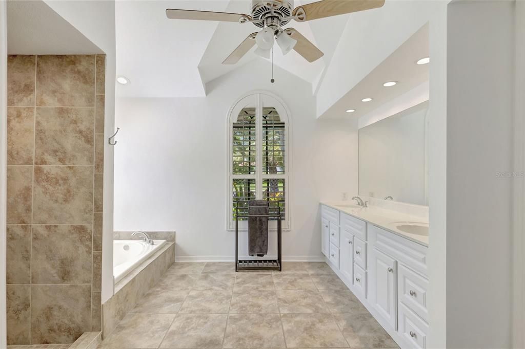 Под контрактом: $845,000 (3 спален, 2 ванн, 2536 Квадратных фут)