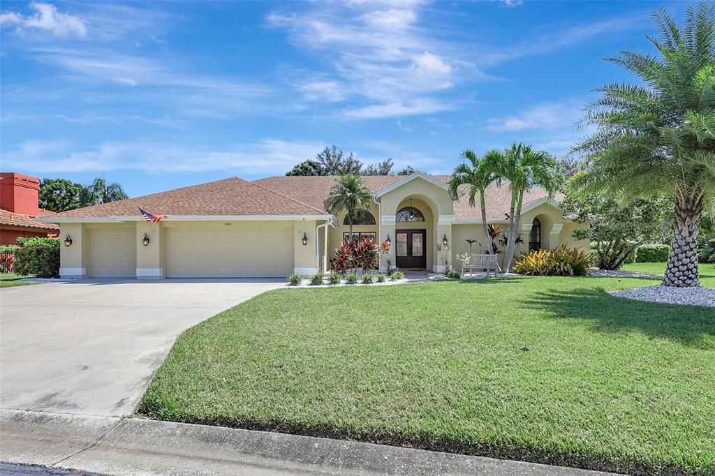 Под контрактом: $845,000 (3 спален, 2 ванн, 2536 Квадратных фут)