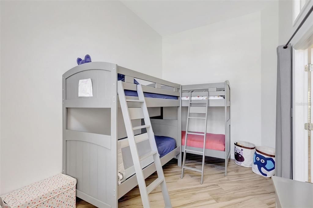 Под контрактом: $845,000 (3 спален, 2 ванн, 2536 Квадратных фут)