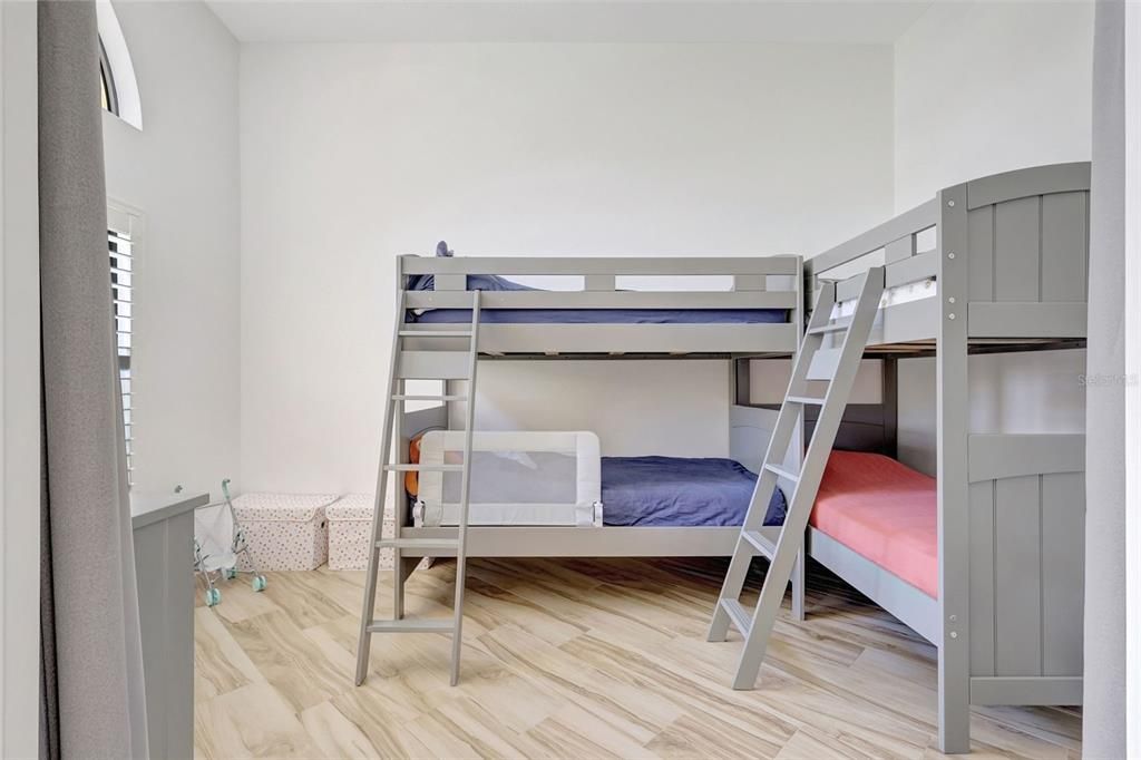 Под контрактом: $845,000 (3 спален, 2 ванн, 2536 Квадратных фут)