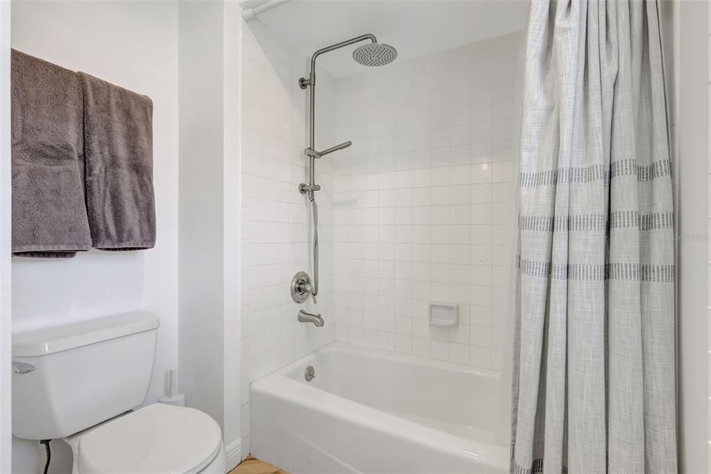 Под контрактом: $845,000 (3 спален, 2 ванн, 2536 Квадратных фут)