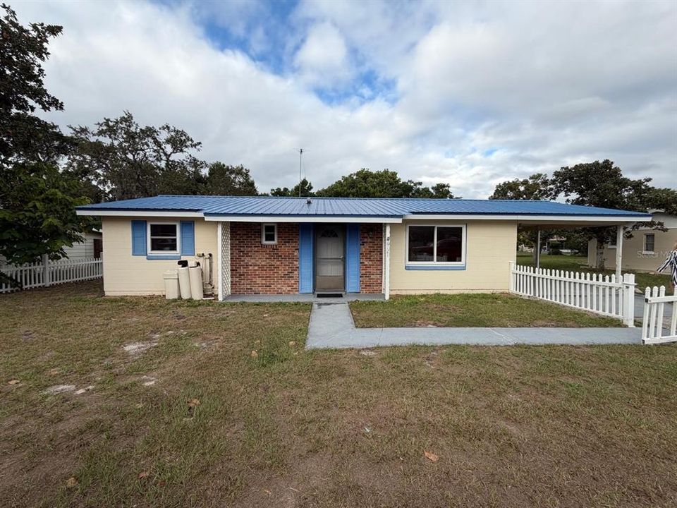 For Sale: $230,000 (2 beds, 1 baths, 880 Square Feet)