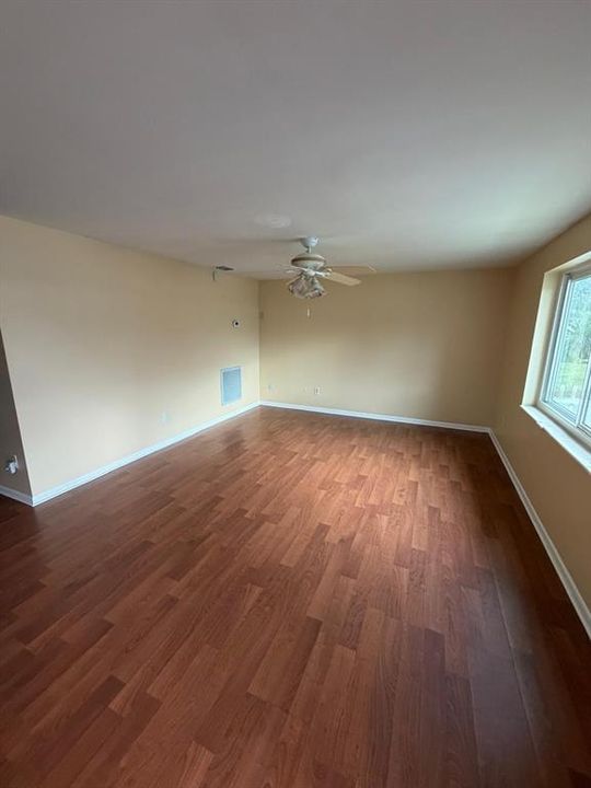 For Sale: $230,000 (2 beds, 1 baths, 880 Square Feet)