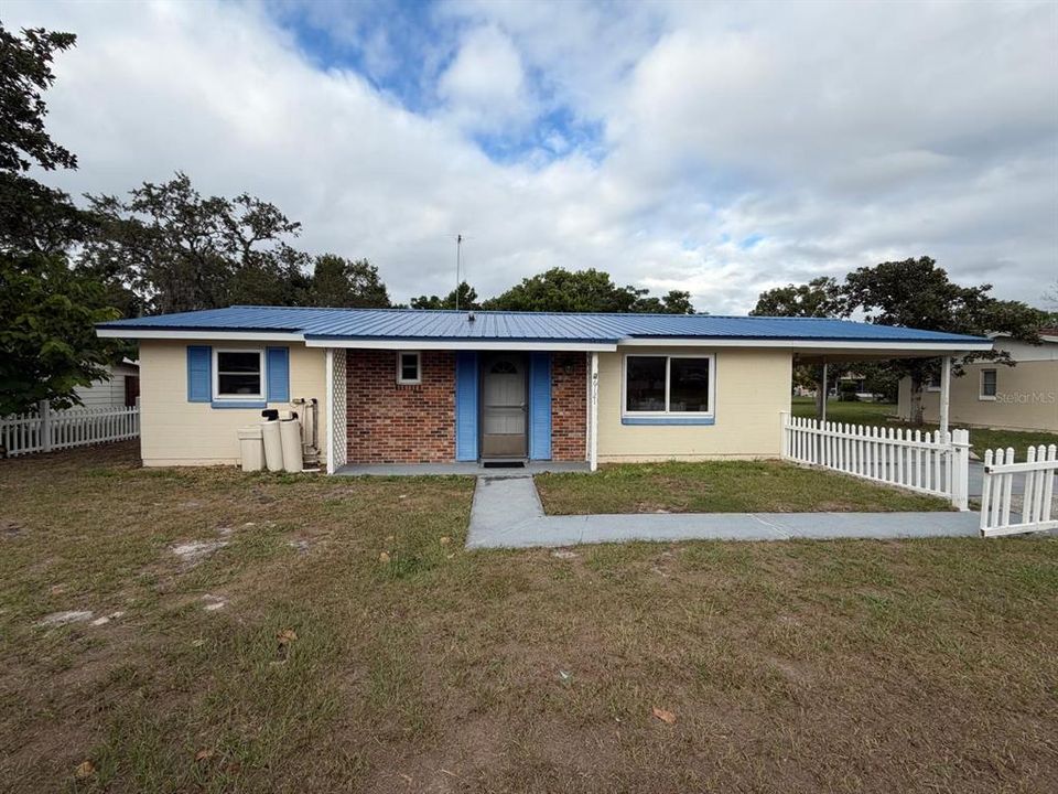 For Sale: $230,000 (2 beds, 1 baths, 880 Square Feet)