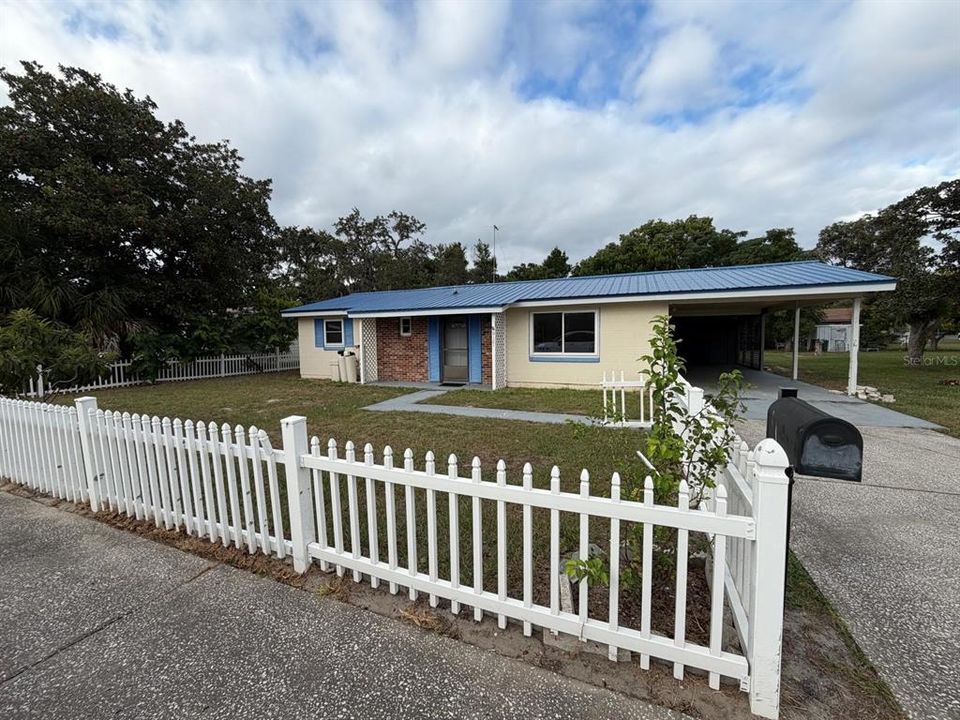 For Sale: $230,000 (2 beds, 1 baths, 880 Square Feet)