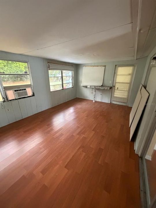 For Sale: $230,000 (2 beds, 1 baths, 880 Square Feet)